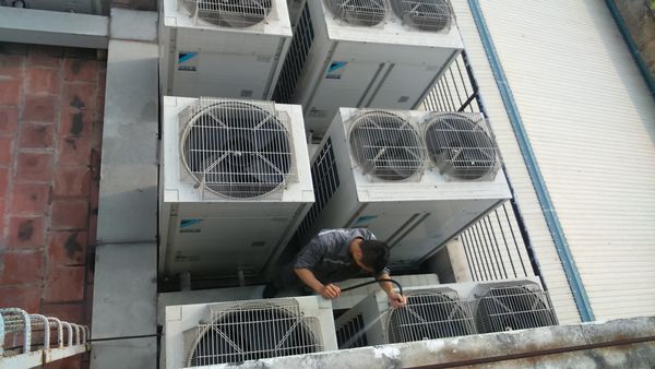 Dàn nóng một hệ thống điều hòa trung tâm lắp đặt rất gọn gàng